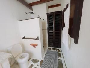 Koupelna v ubytování Afro-boho Villa with Private Pool