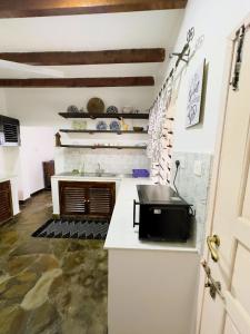 Kuchyň nebo kuchyňský kout v ubytování Afro-boho Villa with Private Pool
