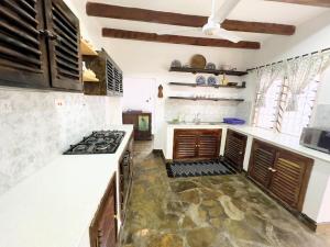 Kuchyň nebo kuchyňský kout v ubytování Afro-boho Villa with Private Pool