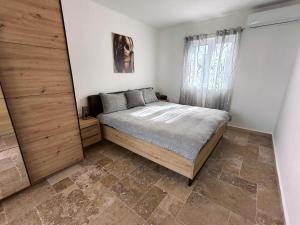 a bedroom with a bed and a window at Green Castle in Kunje