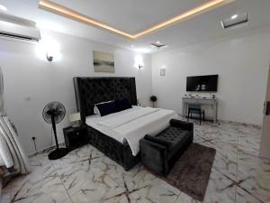 Φωτογραφία από το άλμπουμ του Lekki Conservational Apartment - 24hrs Power, Wifi, Smart TV, Netflix, Nature View σε Lekki