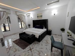Φωτογραφία από το άλμπουμ του Lekki Conservational Apartment - 24hrs Power, Wifi, Smart TV, Netflix, Nature View σε Lekki +8 φωτογραφίες