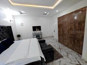 Φωτογραφία από το άλμπουμ του Lekki Conservational Apartment - 24hrs Power, Wifi, Smart TV, Netflix, Nature View σε Lekki