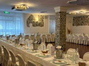 a long table in a room with tables and chairs at Hotel Lo Smeraldo in Roccavivara