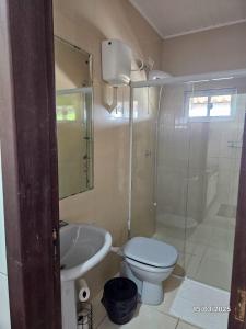 ein Badezimmer mit Toilette, Waschbecken und Dusche in der Unterkunft 05 Residencial Lazzaris in Penha + 9 Fotos