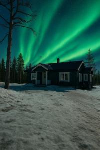 a house with the aurora in the sky at Honkamaja, Aavasaksa, Lappi, Lapland in Aavasaksa
