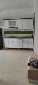 cocina con armarios blancos y lavabo en una habitación en Sendero Primavera 202, en Neiva