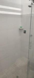 Un baño con ducha con puerta de cristal. en Sendero Primavera 202, en Neiva