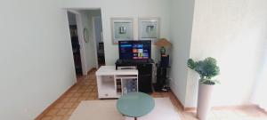 Et tv og/eller underholdning på Ap Luz do Sol 200m Praia Enseada, FEIRINHA, aquário, 3 QUARTOS, garagem, WI-FI