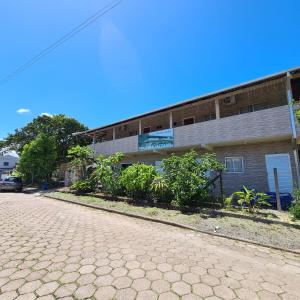 eine leere Straße vor einem Gebäude in der Unterkunft 05 Residencial Lazzaris in Penha