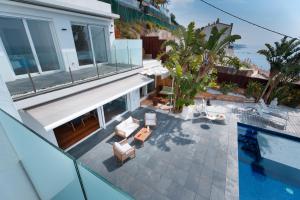 Luftaufnahme eines Hauses mit Swimmingpool in der Unterkunft Vista Roses Mar - Cases del Far in Roses