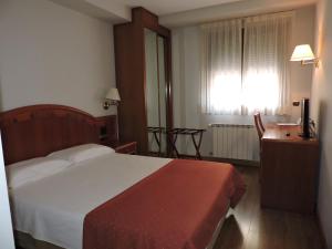 Postel nebo postele na pokoji v ubytování Hotel El Nogal