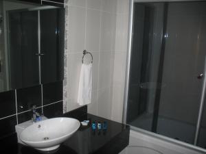 y baño con lavabo blanco y ducha. en Shilla Hotel en Velimeşe