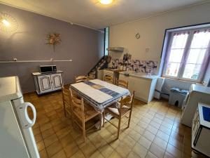 Η κουζίνα ή μικρή κουζίνα στο Appartement près de Magny-Cours