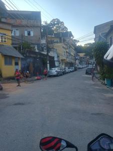 a street with cars parked on the side of the road at Confortável apartamento no centro ano bom in Barra Mansa
