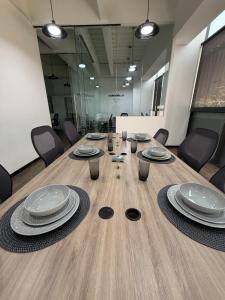 una mesa en una oficina con platos y vasos. en UCO Live Centro, en Ciudad de México