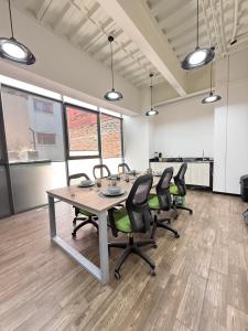 una oficina con mesa y sillas en una habitación en UCO Live Centro, en Ciudad de México 11 fotos más