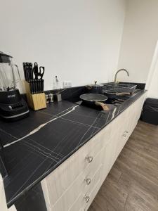 cocina con encimera negra y fogones en UCO Live Centro, en Ciudad de México