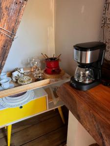 IúnaにあるChalés da Toscanaのカウンターにコーヒーメーカーが置かれたキッチン