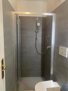 una cabina de ducha en un baño con inodoro en Casetta Manin, en Noli 34 fotos más
