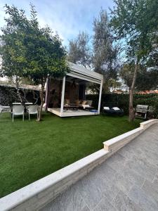 Ein Garten an der Unterkunft La Vela Luxury