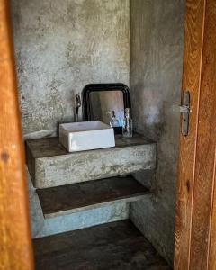 a bathroom with a sink and a mirror at Recanto Caiçara Caraiva - Chalé, Quartos privativos e Compartilhado in Porto Seguro +97 photos
