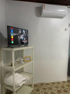 TV a/nebo společenská místnost v ubytování Quarto próximo ao Aeroporto Internacional