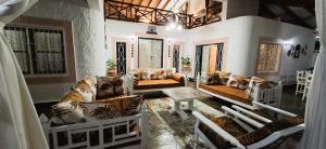 Posezení v ubytování Afro-boho Villa with Private Pool