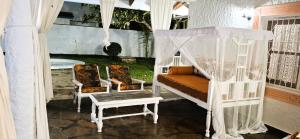 Posezení v ubytování Afro-boho Villa with Private Pool
