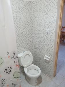 ネコチェアにあるDepartamento Necochea para 4の部屋にある白いトイレ付きのバスルーム +2枚の写真