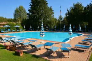 - une piscine avec des chaises et des parasols et un groupe dans l'établissement 41 Your Mountain Oasis Pool Access, Free Wi-Fi & Parking, à Castel del Piano