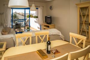 Nápoje v ubytovaní Sea view apartment with great terrace and 4 pools - Duquesa Suites 308