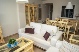 Posedenie v ubytovaní Sea view apartment with great terrace and 4 pools - Duquesa Suites 308