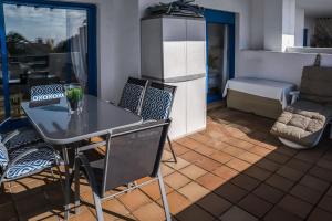 Posedenie v ubytovaní Sea view apartment with great terrace and 4 pools - Duquesa Suites 308