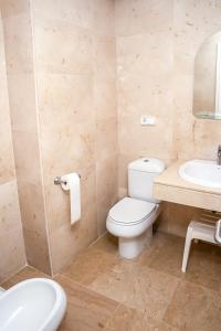 Kúpeľňa v ubytovaní Sea view apartment with great terrace and 4 pools - Duquesa Suites 308