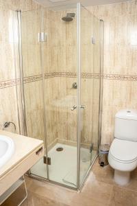 Kúpeľňa v ubytovaní Sea view apartment with great terrace and 4 pools - Duquesa Suites 308