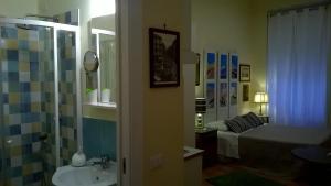 那不勒斯安吉拉之家酒店的一间带水槽和淋浴的浴室以及一张床 更多34张照片