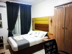 Voodi või voodid majutusasutuse Destination hotel and suites toas