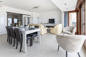 ein Esszimmer mit Tisch und Stühlen in der Unterkunft Jackylène 0401 in Koksijde