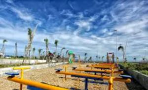 een groep banken op een strand met palmbomen bij Rustic Retreat solo room in San Fernando +4 foto's