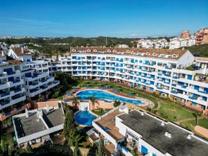 Bazén v ubytovaní Sea view apartment with great terrace and 4 pools - Duquesa Suites 308 alebo v jeho blízkosti