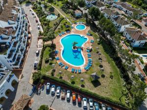 Bazén v ubytovaní Sea view apartment with great terrace and 4 pools - Duquesa Suites 308 alebo v jeho blízkosti