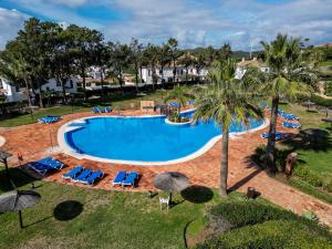 Bazén v ubytovaní Sea view apartment with great terrace and 4 pools - Duquesa Suites 308 alebo v jeho blízkosti