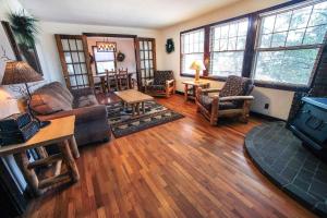 un soggiorno con divano e sedie di Stonehaven Home by Rocky Mountain Resorts- #3384 a Estes Park