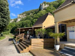 a restaurant with a mountain in the background at Camping LE MOULIN DE CAUDON in Domme