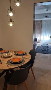 een houten tafel met twee pizza's erop bij Apartamento Grau de Gandía in Gandía