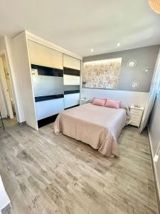 a bedroom with a large bed and a window at Chalet adosado a escasos metros de la playa - Villa Arena in Alcossebre +20 photos