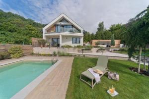 a house with a swimming pool in the yard at Siske Experience 3 önálló apartmannal in Balatonfüred