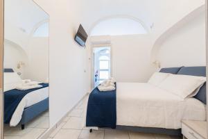 阿马尔菲JoRi Vista Amalfi的带床和镜子的卧室