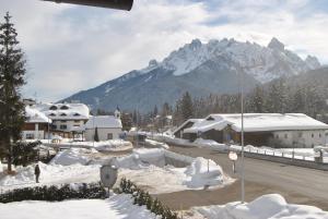 ドッビアーコにあるTrogerhofの山を背景にした雪に覆われた町